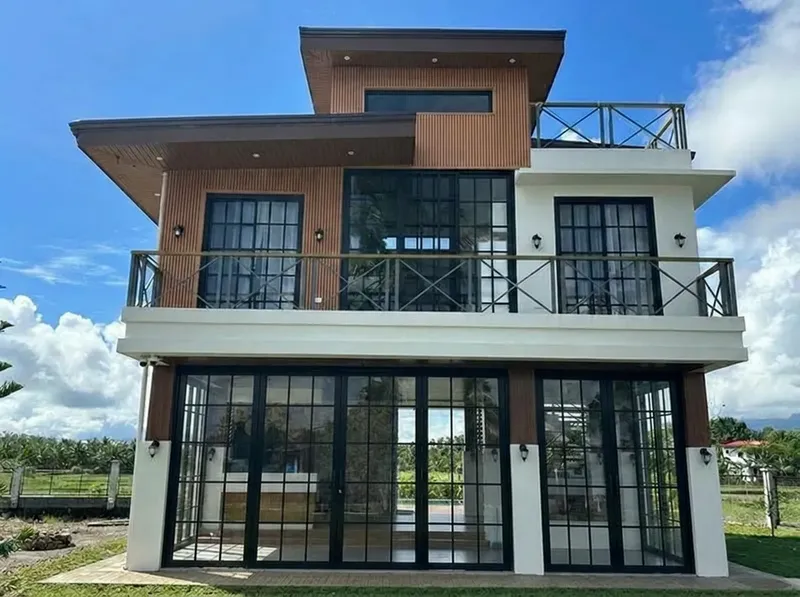 Two-storey house with a glass-walled ground floor and a roof terrace